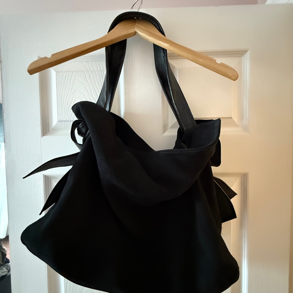 Simons Black Leather Shoulder Bag with Minimalist Design